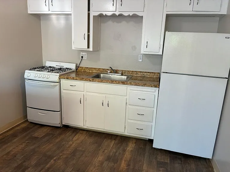 Parkwood Square Apartments — Photo 3
