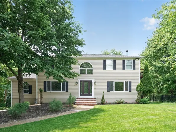 321 Birchbark Dr, Hanson, MA 02341