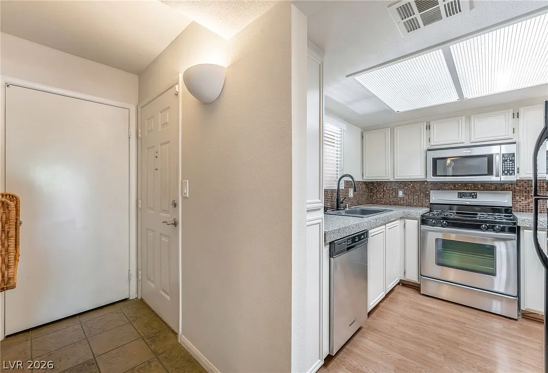 3 bed, 2.0 bath, 1243 sqft, $1,800 — Photo 4