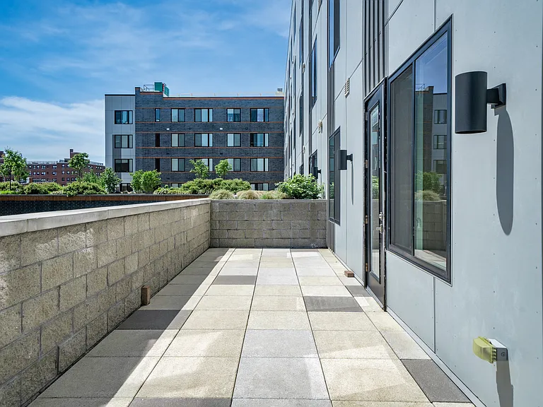 19 East — Photo 4