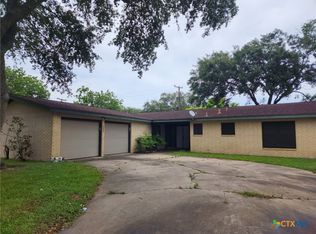 542 Willowick Dr, Port Lavaca, TX 77979