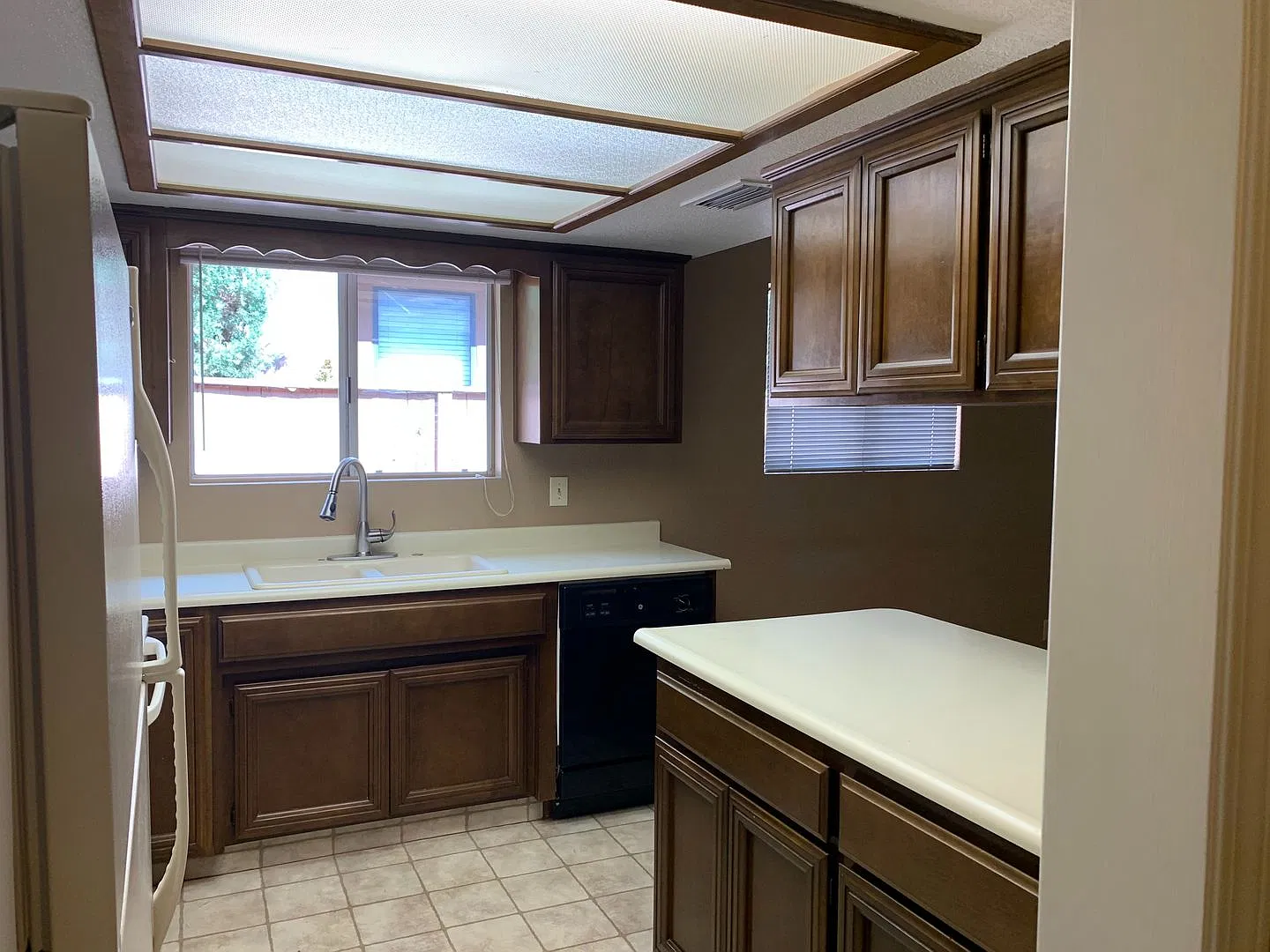 Unfurnished, 1-year long-term rental- Located directly on the Oak Creek Country Club Golf Course — Photo 4