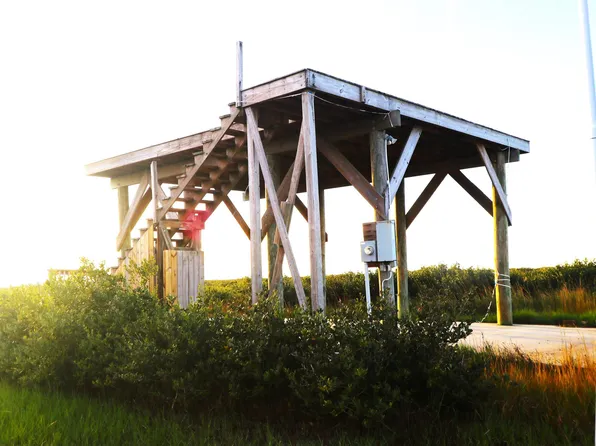 203 Peach St, Grand Isle, LA 70358