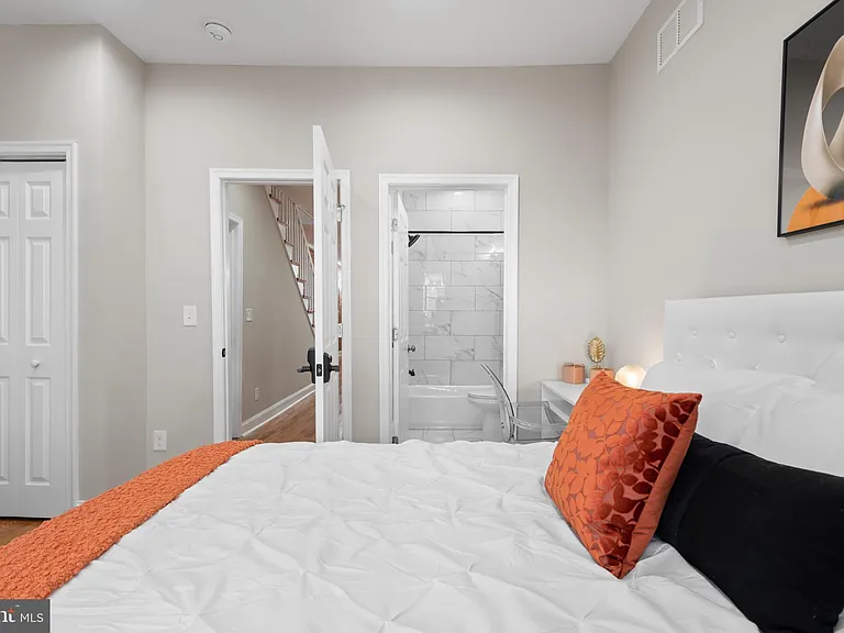2235 E Chase St — Photo 23