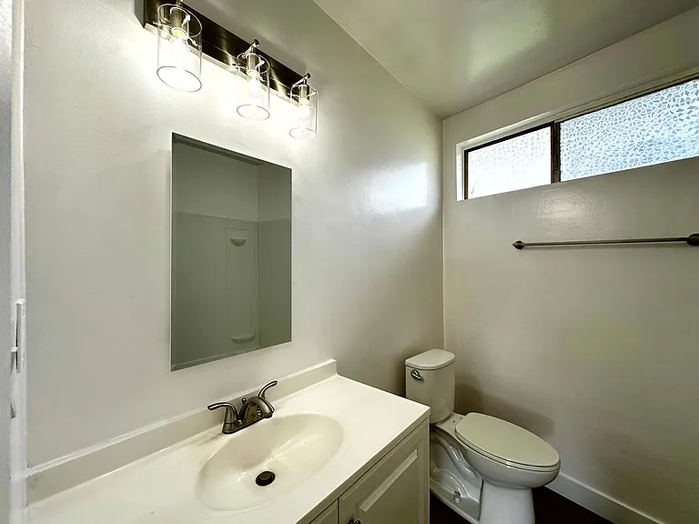 1915 W 22nd St. — Photo 17