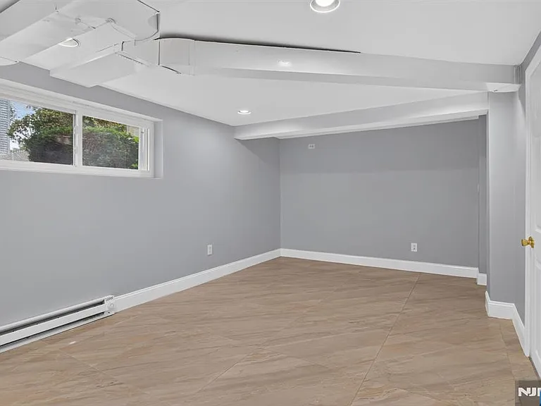 670 John St — Photo 12