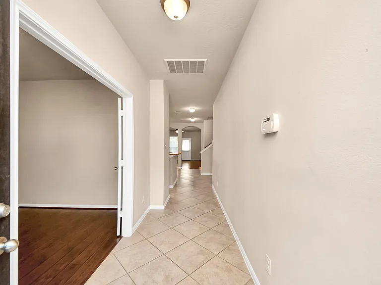 3115 Lake Dr — Photo 2