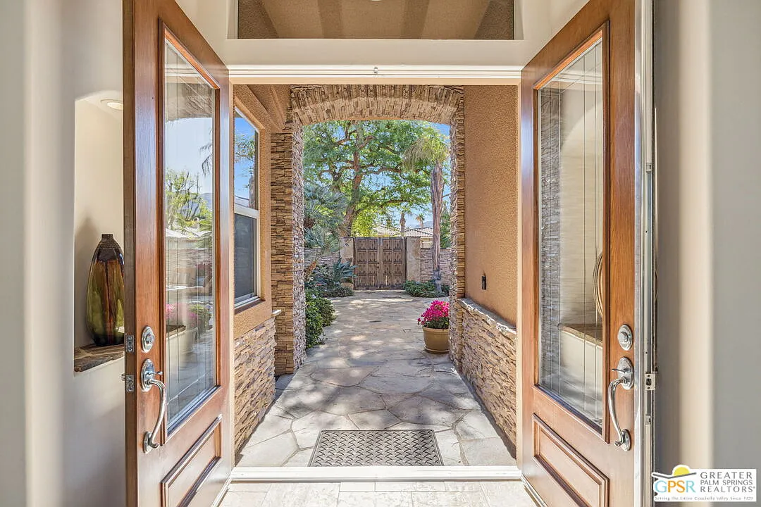 5 bed, 5.5 bath, 4293 sqft, $8,000 — Photo 3