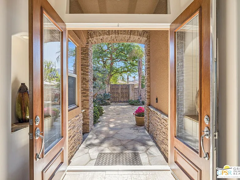 2 Varsity Cir — Photo 3