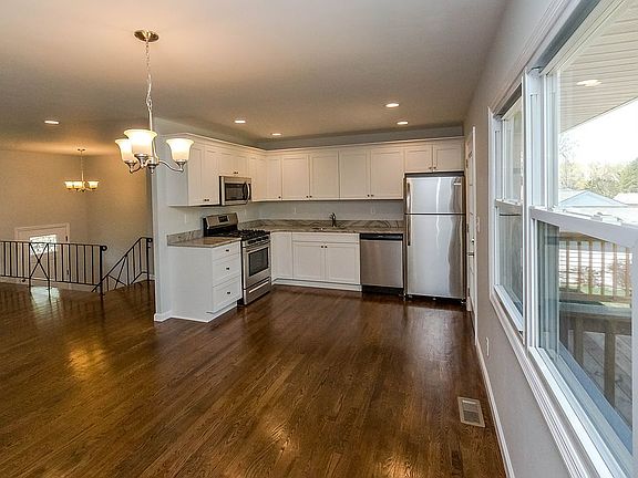 5th image of 54 Park Dr