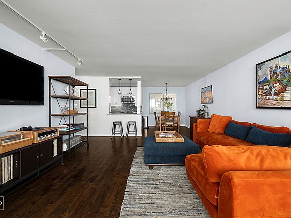 4th image of 3930 N Pine Grove Ave APT 2903