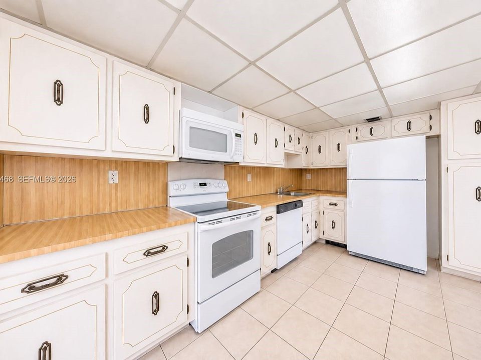 2nd image of 600 NE 36th St APT 421