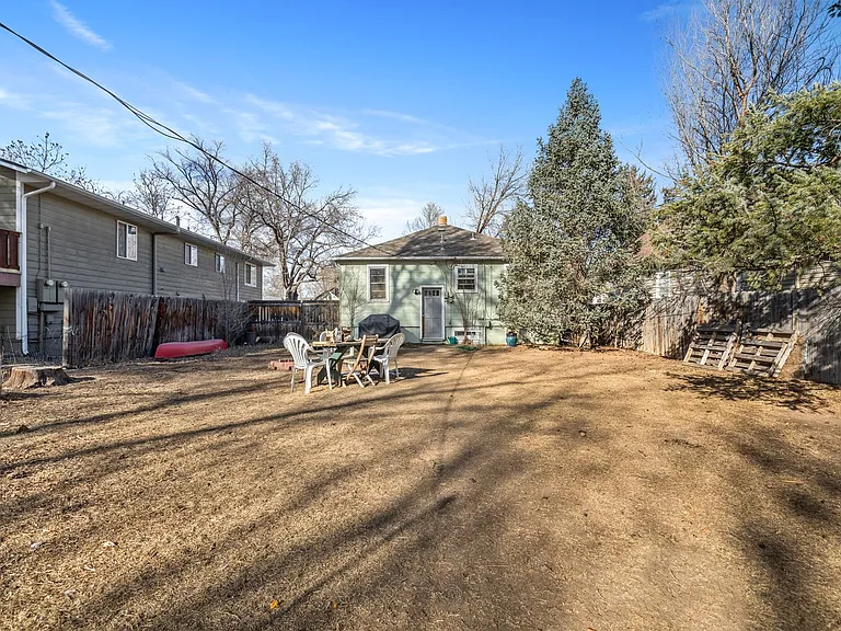 329.5 Edwards St — Photo 14