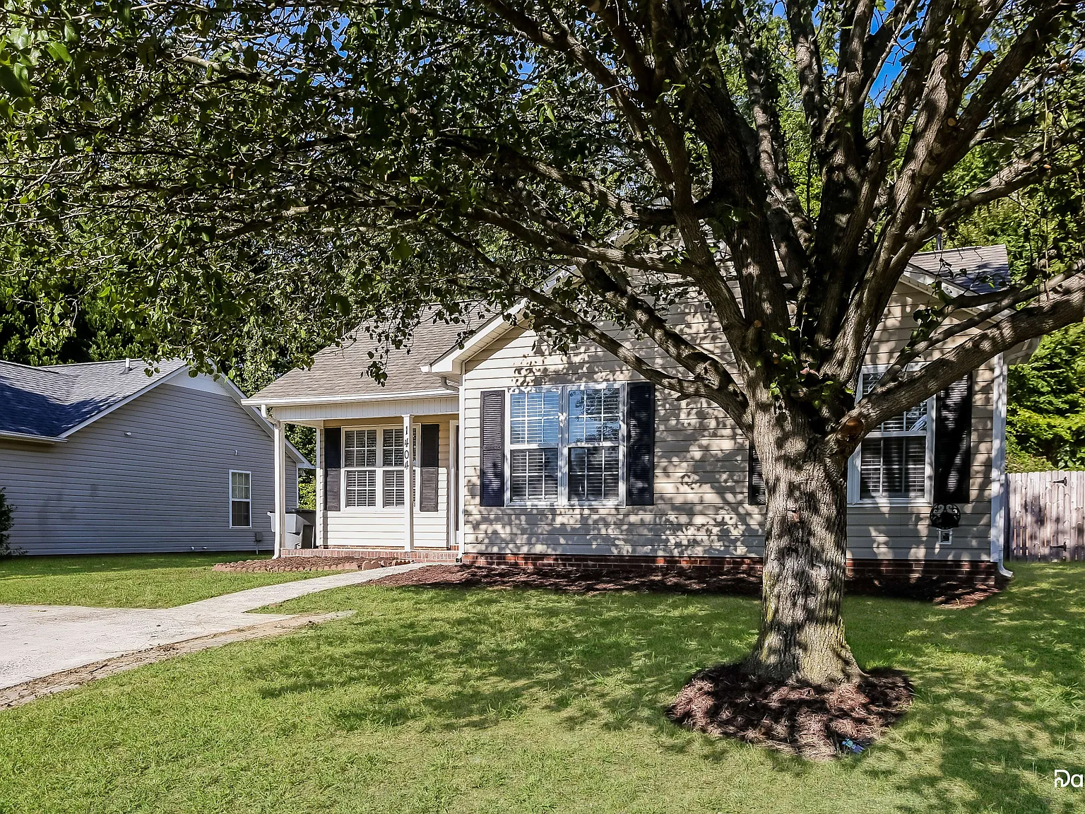 3 bed, 2.0 bath, 1002 sqft, $1,745 — Photo 3