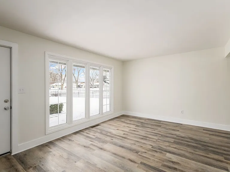 565 Virginia Cir W — Photo 4