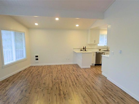2nd image of 5218 Beverly Dr NE