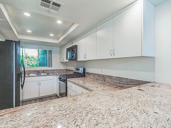 4th image of 73880 Shadow Mountain Dr #109