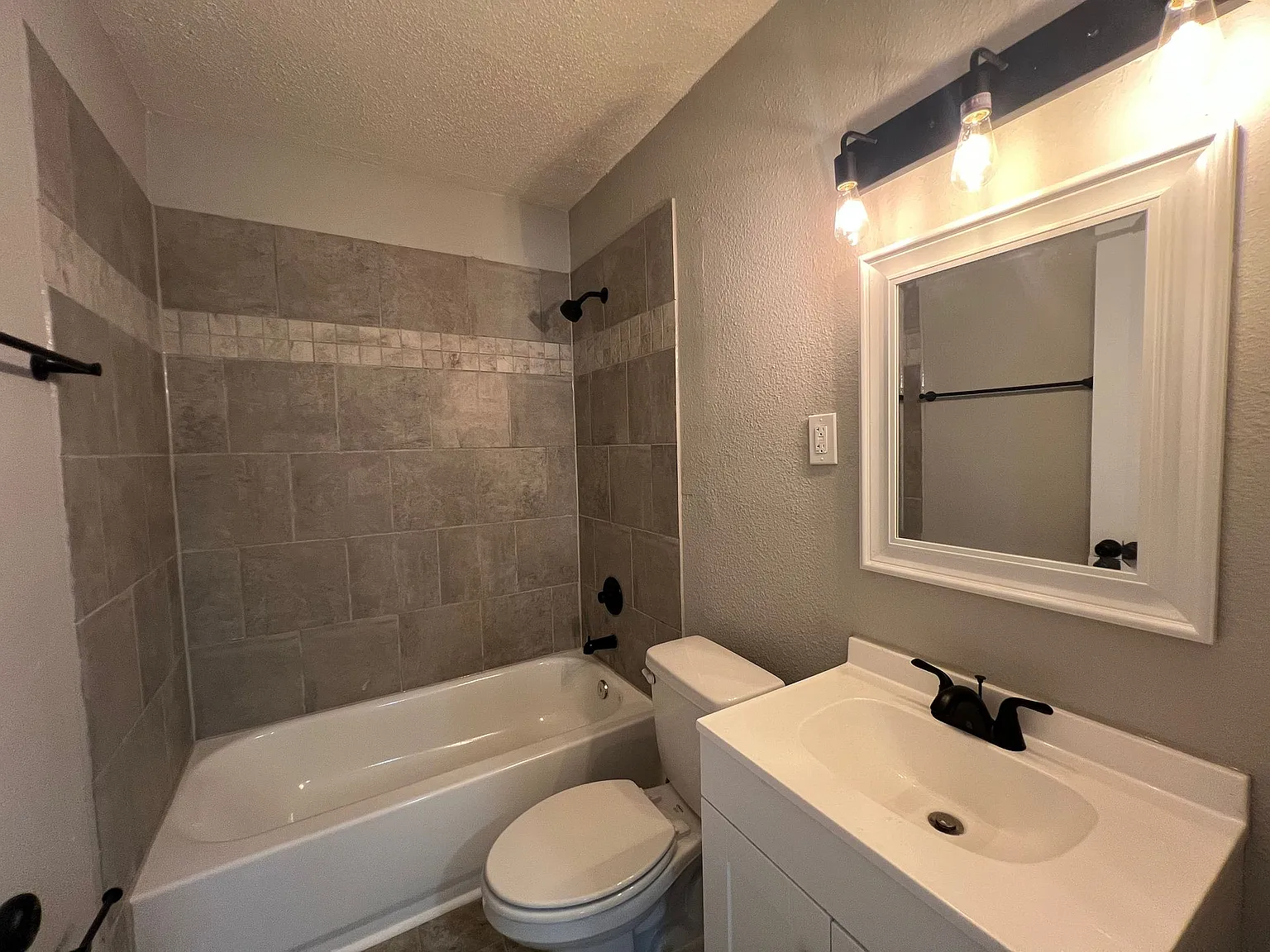 4017 Ronnie Ave — Photo 2