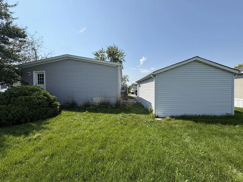 3 bed, 2.0 bath, 1296 sqft, $2,001 — Photo 3