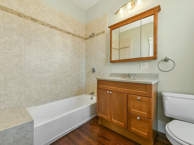 627 E 6th St #3 — Photo 19