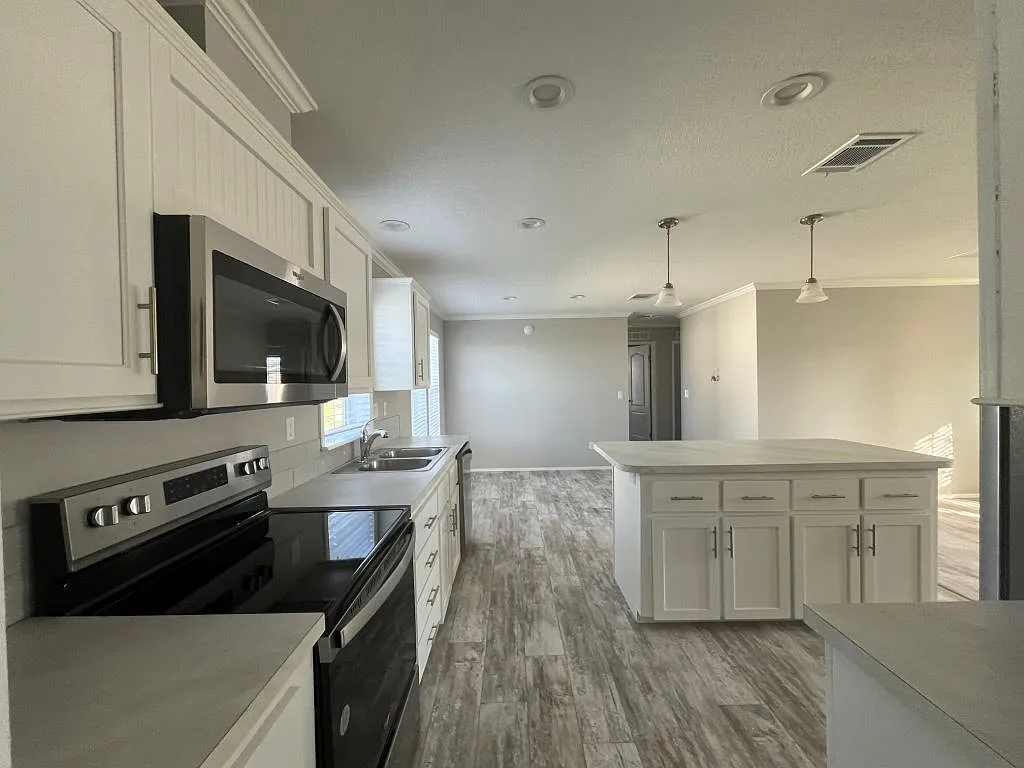 4 bed, 2.0 bath, 1356 sqft, $1,599 — Photo 2