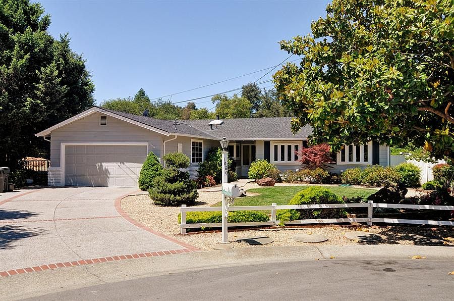 1st image of 1060 Laureles Dr