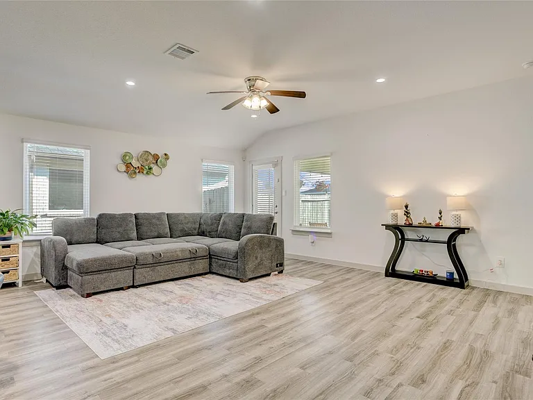 7926 Murciana Dr — Photo 11