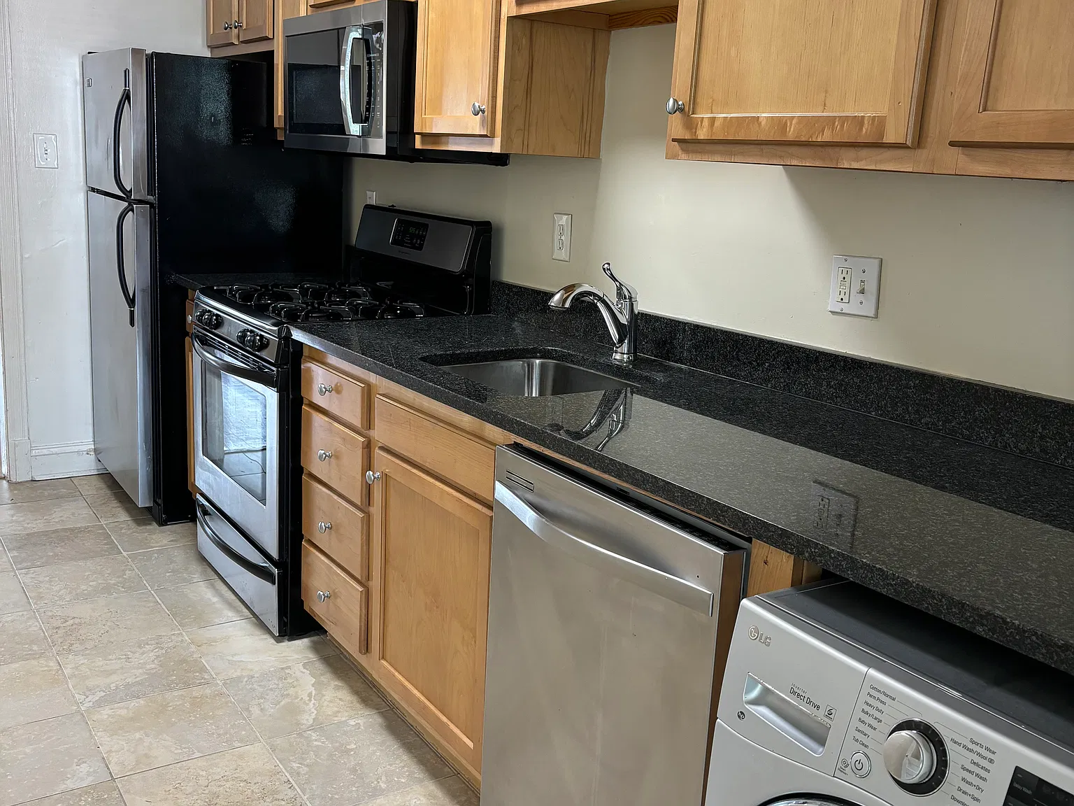 2 bed, 900 sqft, $2,295 — Photo 2