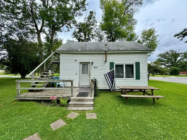 912 Steenerson St NE, Warroad, MN 56763