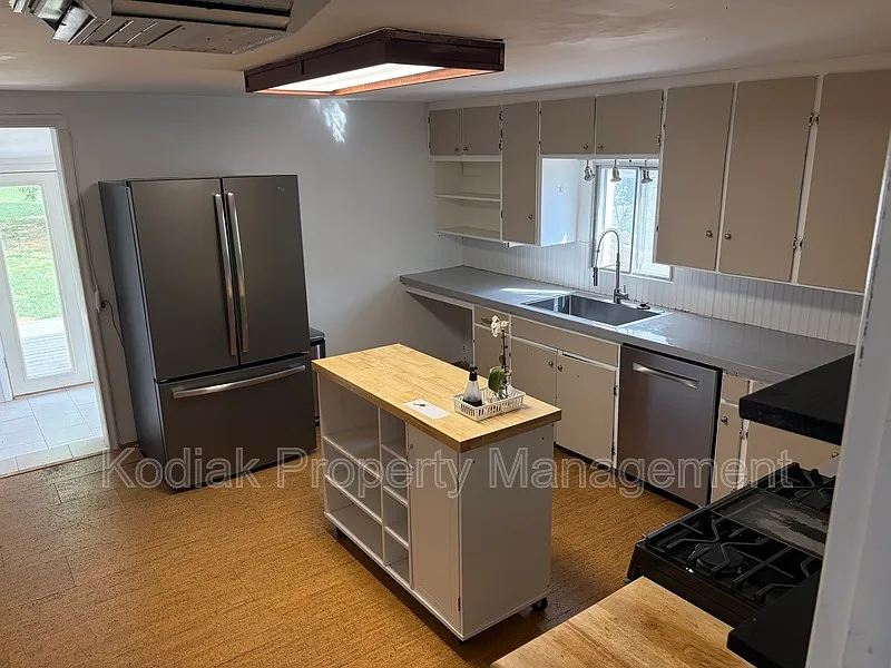 4 bed, 2.0 bath, 2272 sqft, $2,300 — Photo 4
