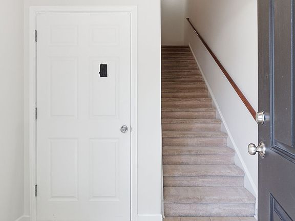 4th image of 926F Price Ln