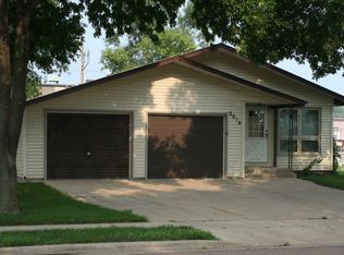2014 Locust St, Yankton, SD 57078