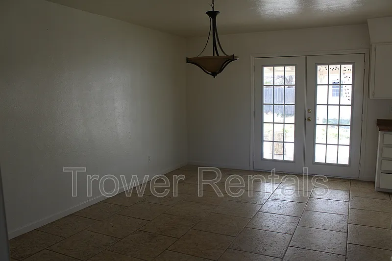 3 bed, 2.0 bath, 1261 sqft, $1,700 — Photo 2