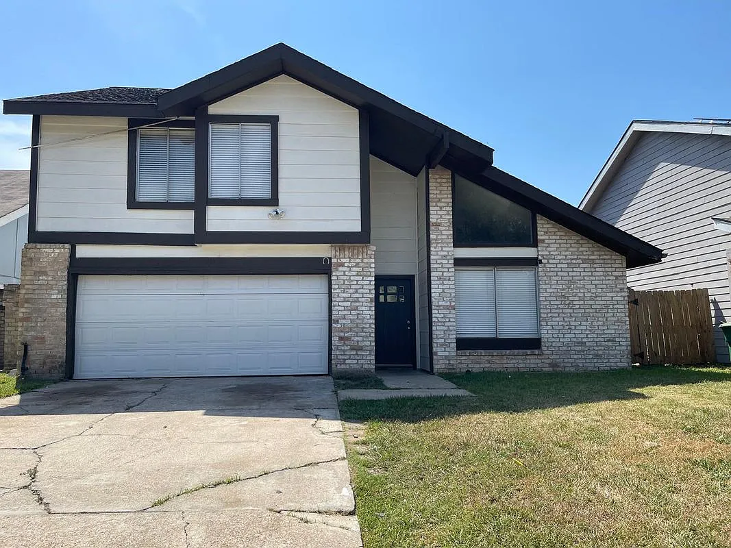4 bed, 2.5 bath, 2390 sqft, $2,200 — Photo 1