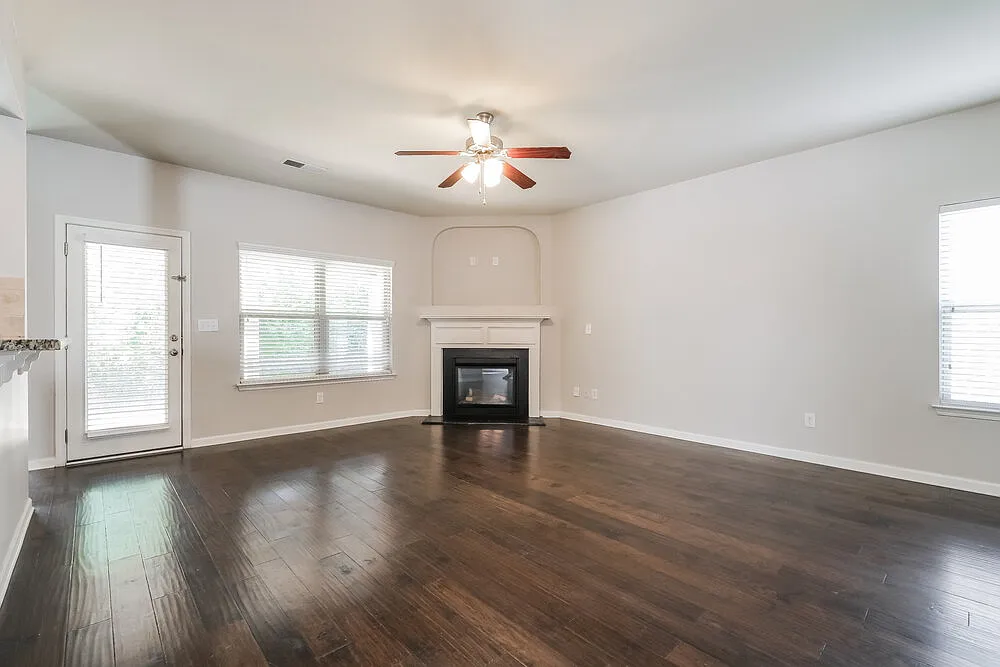 4 bed, 2.0 bath, 2200 sqft, $3,390 — Photo 4