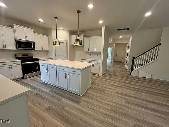 4 bed, 2692 sqft, $2,300 — Photo 4