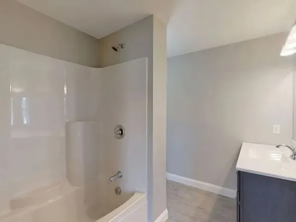 31 Chamberlain Dr, Windham, ME 04062