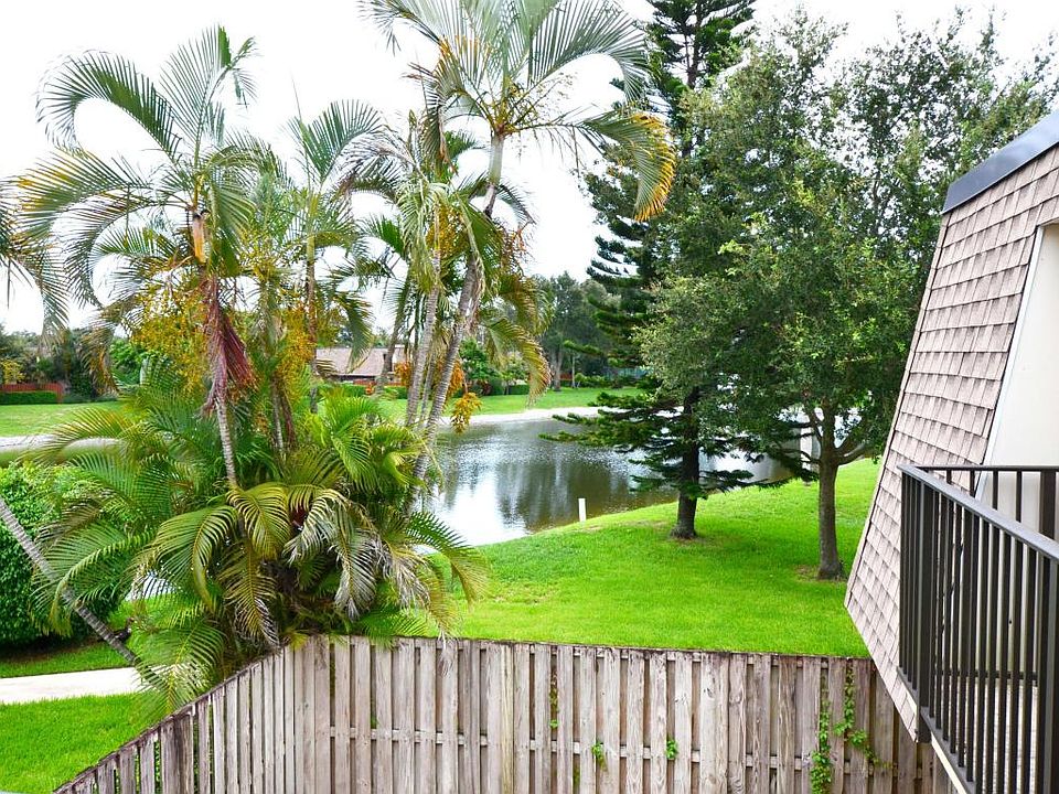 Home For Sale In DELRAY OAKS WEST CONDO