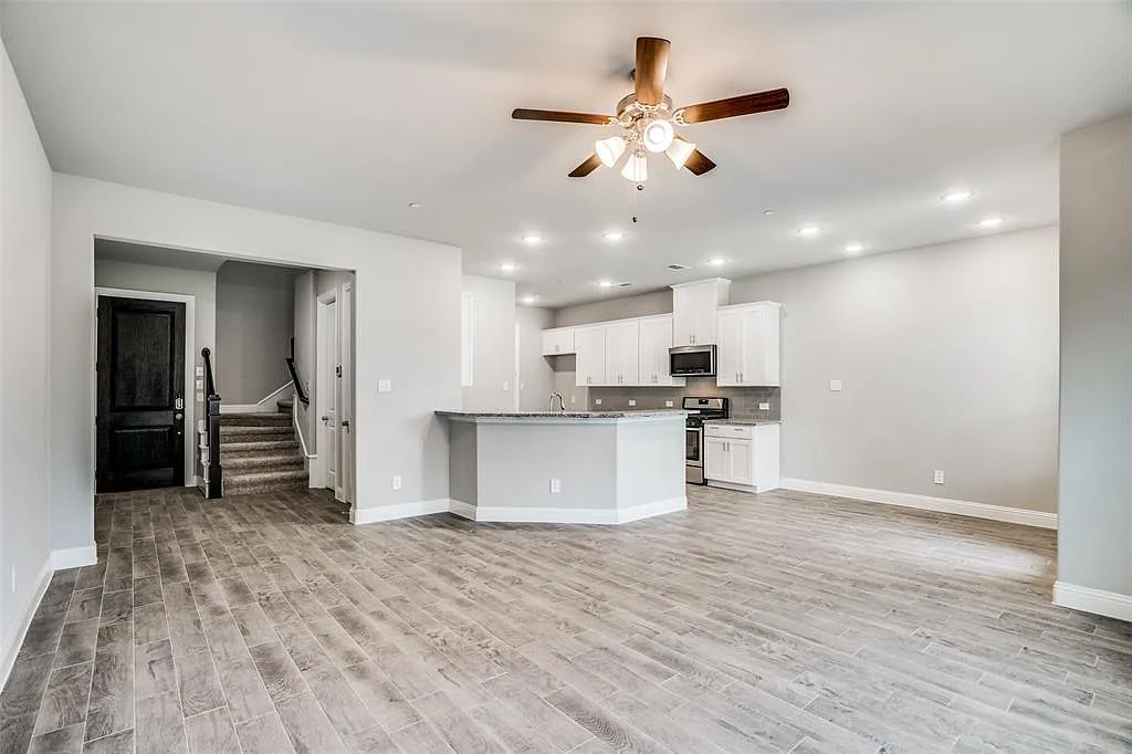 3 bed, 1975 sqft, $2,825 — Photo 2