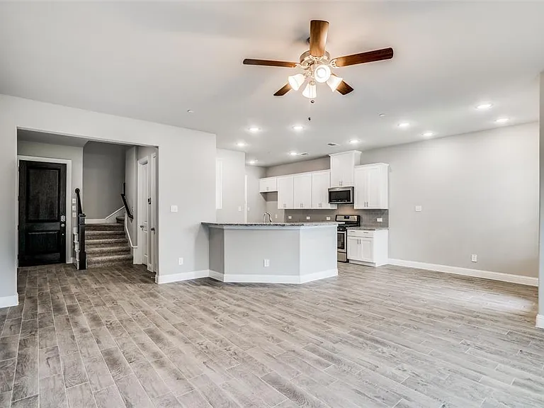 517 Sequoia St — Photo 2