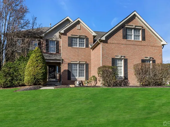 4 Saddle Ct, Monroe Township, NJ 08831