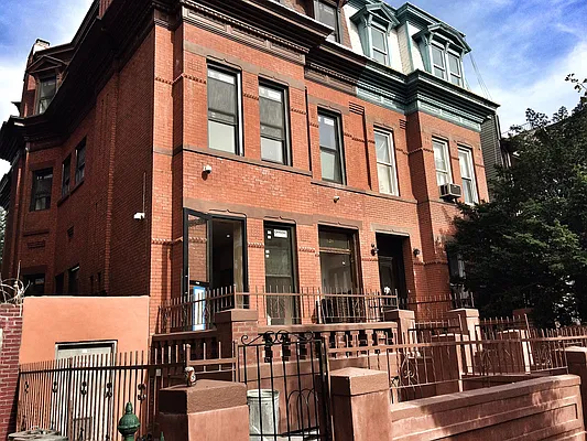 Rented by Elite NY Holdings | media 32