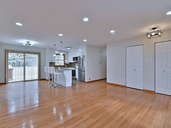 5th image of 714 N Lakeside Dr
