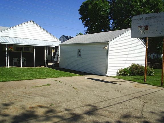 covered patio garage basketball court