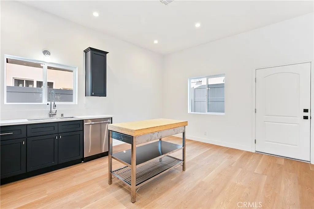 2 bed, 925 sqft, $3,195 — Photo 4