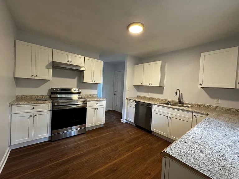 213 Rhodes Dr — Photo 6