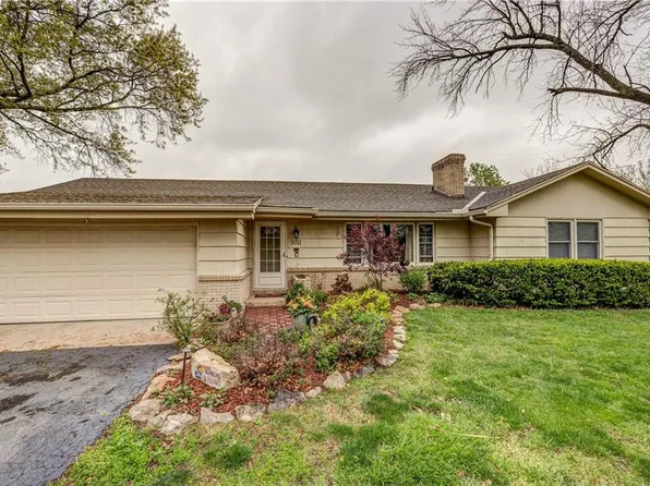 5011 Black Swan Dr, Shawnee, KS 66216