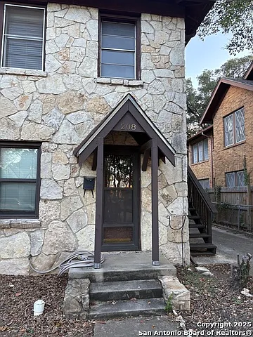 2 bed, 1.0 bath, 936 sqft, $1,300 — Photo 2