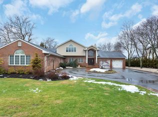 222 W Islip Rd, West Islip, NY 11795