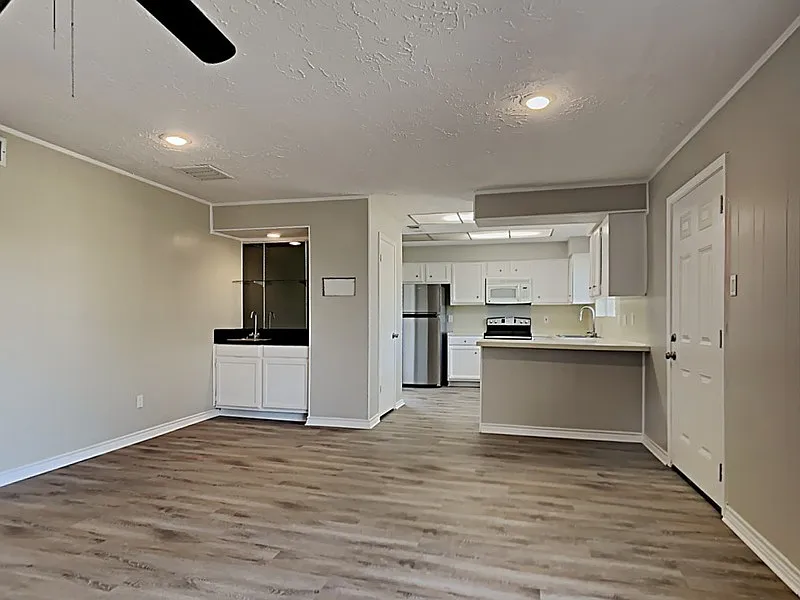 3 bed, 2.5 bath, 1965 sqft, $1,949 — Photo 3